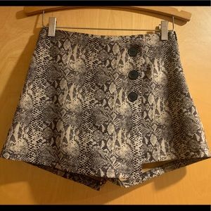 Women’s Wild honey (S) Snake print skort